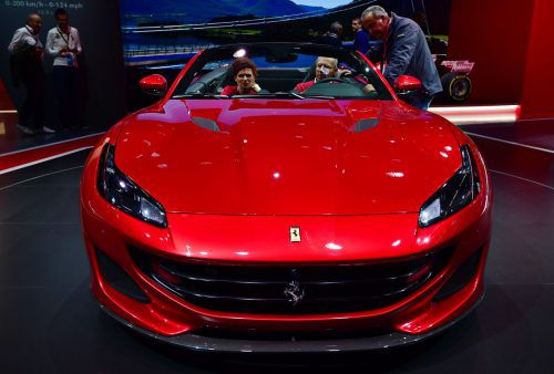 Mit dem Portofino zeigt Ferrari den Nachfolger des California T. Unter der Haube sitzt eine weiterentwickelte Version des 3,9 Liter großen V8-Turbomotors, der nun 600 PS leistet (40 PS mehr als bisher) und den Portofino in 3,5 Sekunden aus dem Stand auf Tempo 100 bringt. Die Höchstgeschwindigkeit liegt bei über 320 km/h. Das Metallklappdach-Cabrio bekommt außerdem eine neue elektrische Servolenkung und ein besseres Infotainment-System mit 10,2 Zoll großem Display.