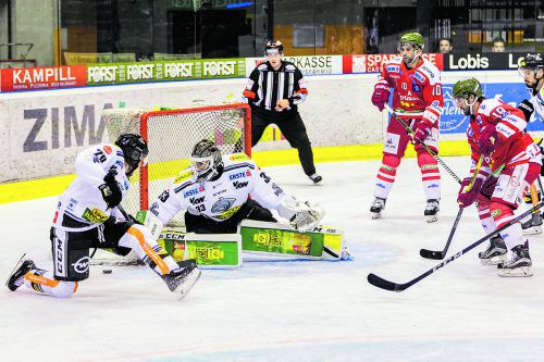 Mit vereinten Kräften retten Brian Connelly und Torhüter Ronan Quemener gegen Mike Angelidis und Alexander Petan. CD-Mediateam