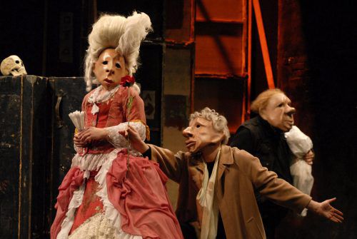 Mithilfe raffinierter Kostüme und eines ausgetüftelten Sound- und Lichtdesigns erschaffen drei Darsteller 29 Figuren und erwecken ein komplettes Theater zum Leben. simona boccedi
