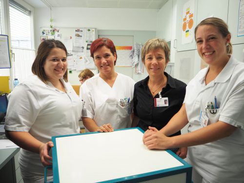 Monika Dobler (3.v. l.) mit den Pflegerinnen der Internen Station des LKH Feldkirch, die von der Krankenhausseelsorgerin betreut wird. ceg