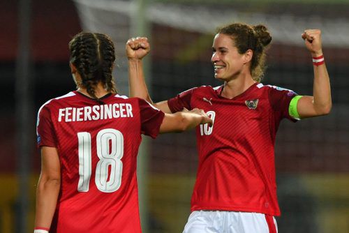 Nina Burger (r.) hält nach einem Dreierpack gegen Serbien nun bei 51 Länderspieltoren. Links ihre Teamkameradin Laura Feiersinger. gepa
