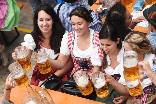 Oktoberfeststimmung soll am Sonntag auch in Schwarzenberg aufkommen. Für die Besucher steht schon alles bereit.  Foto: dpa