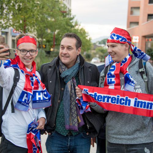 Parteichef Strache ließ den Selfie-Ansturm junger Parteifans in Götzis sichtlich gelassen über sich ergehen.  Lerch