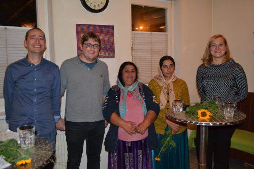 Peter Wieser (Caritas), Michael Hämmerle (Kaplan Bonetti), Mariana Danila, Constanta Stefan sowie Dolmetscherin Livia Jochum-Vieru.  caritas