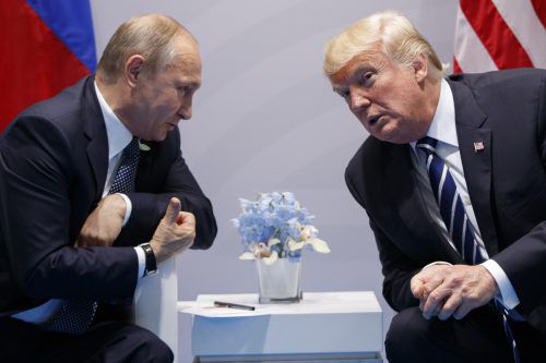 Putin und Trump beim G20-Gipfel im Juli in Hamburg. Derzeit ist das Verhältnis zwischen ihren Ländern sehr angespannt. Foto: AP