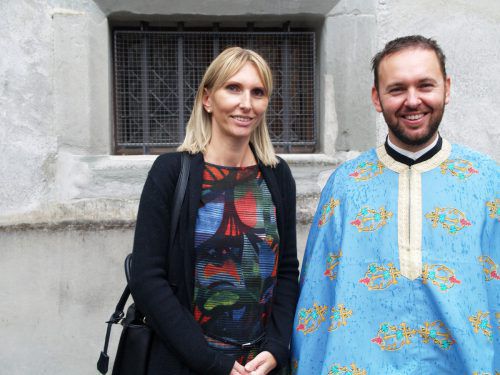 Religionslehrerin Darija Valentiva mit Pfarrer Nikola Balovi.  sie