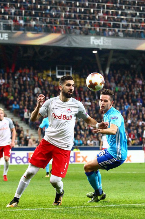 Salzburg-Stürmer Munas Dabbur (links im Bild gegen OM-Spieler Florian Thauvin) erzielte den einzigen Treffer der Partie. gepa