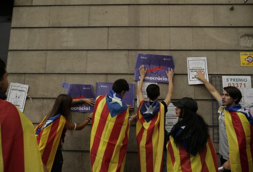 Schüler demonstrieren in Barcelona für die Abhaltung des Referendums. Die spanische Regierung will es verhindern. AP