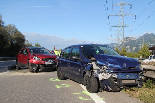 Schwer beschädigte Fahrzeuge auf A 14.