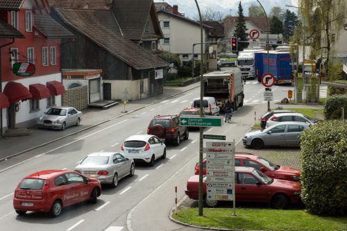 Staubilder wie dieses in Lustenau sollen mit der Schnellstraße durchs Ried der Vergangenheit angehören. Es dürfte aber noch dauern. VN/Hartinger
