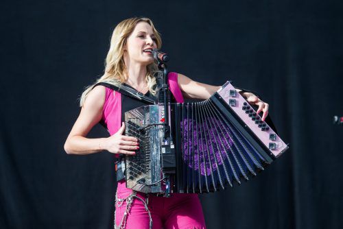 Stimmungsvolle Volksmusik gab's von Melissa Naschenweng.