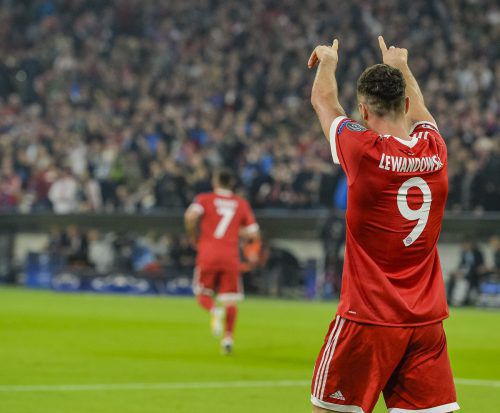 Torjäger Robert Lewandowski in Jubelpose. Der Pole erzielte den so wichtigen Führungstreffer für den FC Bayern. afp