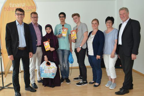 Übergabe des 11.000sten Finanzführerscheins im Juni an der Mittelschule in Schwarzach.