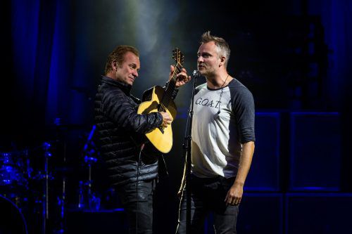 Überraschendes und berührendes Intro: Sting mit Sohn Joe Sumner.