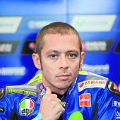 Rossi auf Krücken an die Strecke