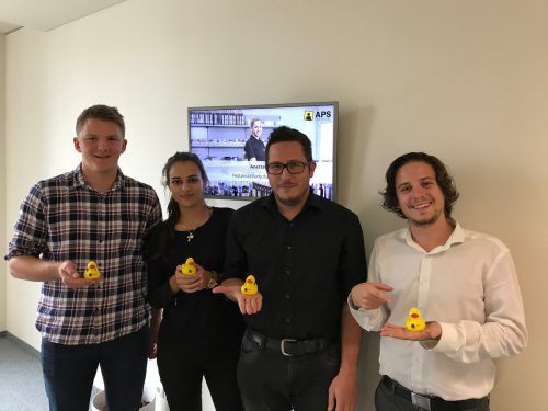 Verkaufen Enten für die „Stunde des Herzens“: Jonas Kofler, Zaklina Jesic, Daniel Pusnik und Marco Esposito. veranstalter