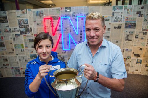 Vorderland-Spielerin Sabrina Lerchbaumer zog im Beisein von VFV-Geschäftsführer Horst Elsner die Achtelfinal-Paarungen im heimischen Pokal. VN/Steurer