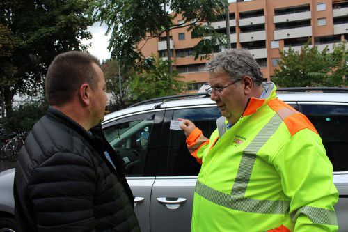 Vorsicht vor den Männern mit der grünen Weste: Fachgruppenobmann Anton Gantner (r.) checkt einen Taxifahrer. VN/sohm