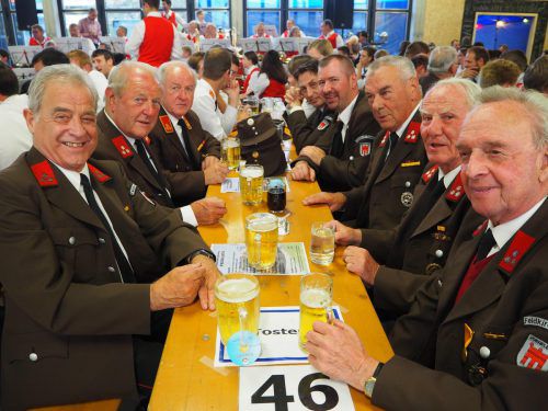 Wehren aus der ganzen Region waren zur Fahrzeugsegnung gekommen.