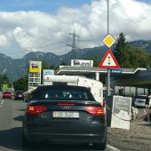 Unmut über Rückstau an der Zapfsäule