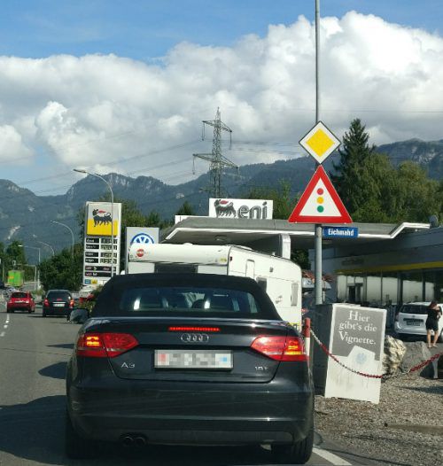 Wenn zu viele Tankstellenkunden auf eine freie Zapfsäule an der L 58 warten, wird das Stauproblem zwischen Altach und Mäder verstärkt.