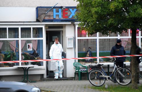 Zwei Männer starben, zwei Frauen wurden schwer verletzt. Die Ermittlungen laufen, das Motiv ist derzeit noch unklar. dpa