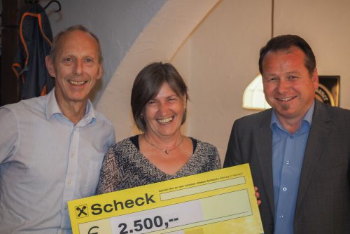 Ässa & Tschässa-Cheforganisator Reinhold Schneider übergab den Reinerlös an GKPV-Obfrau Marlene Lampert. tmh