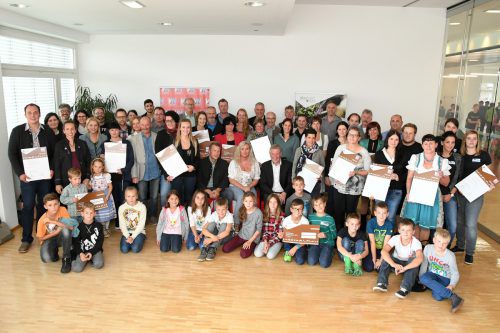 Alle 23 Tierschutzpreisträger 2017 mit Initiatorin Verena Daum (VN), Landesveterinär Dr. Norbert Greber, Landesrat Erich Schwärzler und Reinhard Seeber (Kleintierzuchtverband) auf einen Blick. VN/Lerch