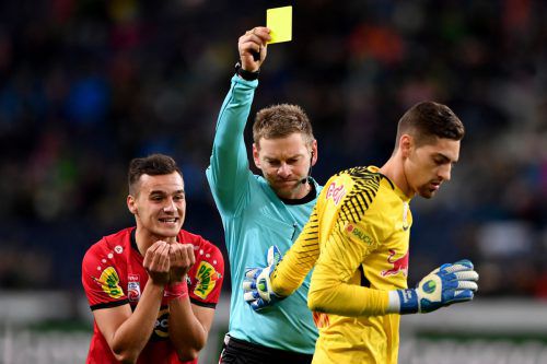 Altachs Kristijan Dobras (l.) kann es nicht fassen: Referee Manuel Schüttengruber zückte nach Notbremse von Salzburgs Goalie Cican Stankovic an Bernard Tekpetey nur Gelb.  gepa
