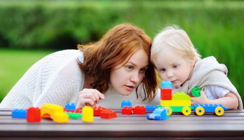 An der Frage, ob Kinder zu Hause von der Mutter oder in einer Kinderbetreuungseinrichtung betreut werden sollen, scheiden sich die Geister.