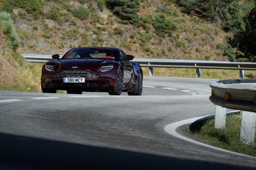 Aston Martin erweitert im Herbst das Motorenangebot des DB11 um eine V8-Variante. Bisher war das 2+2-sitzige Sportcoupé ausschließlich mit einem V12-Motor mit 608 PS zu haben. Das neue BiTurbo-Aggregat, das von AMG stammt, leistet mit 510 PS zwar deutlich weniger. Da der Sportler allerdings deutlich leichter ist (115 Kilogramm), gibt es Vorteile beim Handling.