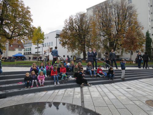 Auch als Sitzgelegenheit gedacht: Treppenaufgang zum Kirchenpark. std
