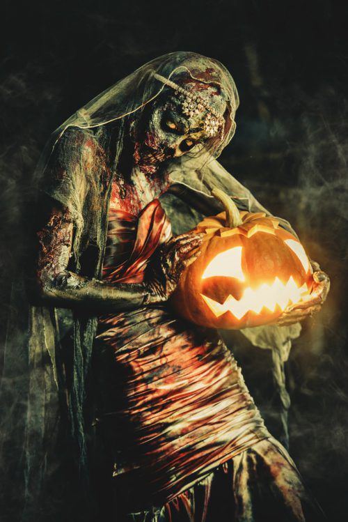 Auch wenn es sich nur um eine Halloween-Maske handelt, läuft einem bei der Begegnung mit solch einer Gruselfratze ein Schauer über den Rücken. FOTOLIA