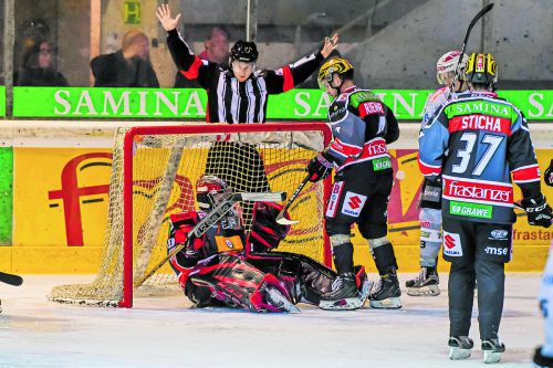 Auf die VEU Feldkirch – im Bild Torhüter Alex Caffi und Verteidiger Youssef Riener– wartet heute gegen den HC Pustertal viel Arbeit. lerch