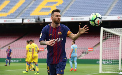 Barcelona-Superstar Lionel Messi mit der Kapitänsbinde in den Farben der katalanischen Flagge. Reuters