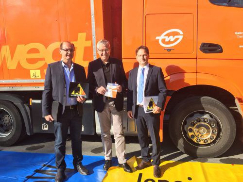 Beim Auftakt des Pilotprojekts „Achtung: Toter Winkel!“ (v.li): Andreas Natter (WKO), LSTH. Karlheinz Rüdisser und Martin Pfanner (KfV).  ohm