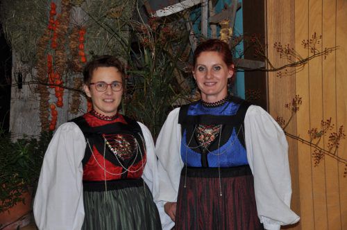 Beim Großwalsertaler Bäuerinnentag waren auch Anja Nigsch und Verena Burtscher in Walsertracht dabei.  hab