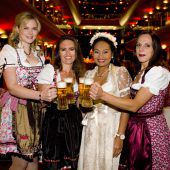 Fest auf der schwimmenden Wiesn