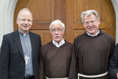 Bischof Benno Elbs (l.) und Provinzial Erich Geir (r.) hießen Guardian Karl-Martin Gort in Feldkirch willkommen. Mathis