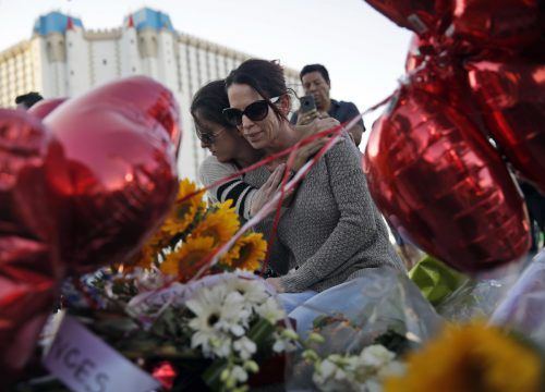 Blumen, Kerzen und Luftballons: Tausende Menschen gedenken in Las Vegas der Opfer.  AP