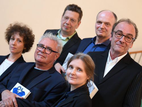 Buchpreisträger Robert Menasse (r.) mit den Finalisten (v. l. n. r.) Sasha Marianna Salzmann, Gerhard Falkner, Franzobel, Marion Poschmann und Thomas Lehr. DPA
