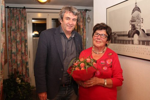 Bürgermeister Michael Tinkhauser bedankte sich bei Lotte Getsch für deren jahrelanges ehrenamtliches Engagement.  VN/js