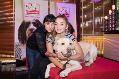 Bundeslandsieger aus Vorarlberg: Elisabeth und Sarah Linger mit Signalhund Rocco.