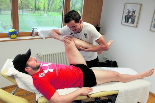 Christian Hirschbühl befindet sich bei Manuel Hofer, Physiotherapeut des Vorarlberger Olympiazentrums, in guten Händen. oz