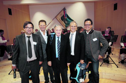 Das Damülser Skimuseum ist eröffnet: Christof Thöny, Patrick Ortlieb, Gian Franco Kasper, Harald Sonderegger und Stefan Bischof. ame