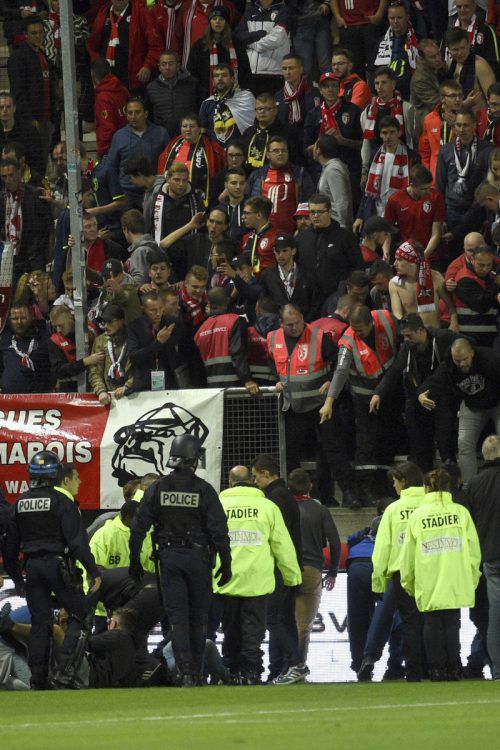 Das Geländer im Gästefanblock des Stadions von Amiens gab nach. AFP