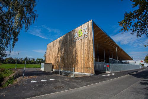 Das neue Altstoffsammelzentrum für die vier Hofsteig-Gemeinden an der Lauteracher Industriestraße nimmt heute, Freitag, den Betrieb auf.  VN/Steurer