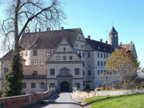 Das Schloss Heiligenberg nahm seinen Ursprung im 13. Jahrhundert, im 16. Jahrhundert wurde es zum Schloss erweitert.