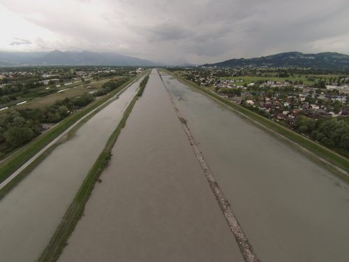 Der Alpenrhein bleibt bis auf Weiteres ein gefährlicher Fluss für die Bewohner auf beiden Seiten des Rheintals. Foto: Vlach