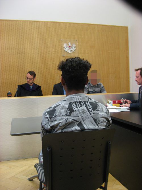 Der Angeklagte beim Schöffenprozess vor Richter Andreas Böhler. Der 25-Jährige bestritt vergeblich sämtliche gegen ihn gerichteten Vorwürfe. Eckert